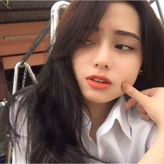 Ngân Quỳnh sở hữu gương mặt trái xoan vừa nhìn đã có cảm tình, làn da trắng tươi, đôi mắt to và sâu, đặc biệt là sống mũi cao khi chụp góc nghiêng nhìn cực Tây.