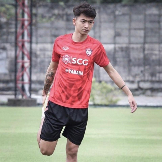 Không chỉ được đánh giá cao về năng lực chuyên môn, Korrawit Tasa còn thu hút sự chú ý khi sở hữu gương mặt khá cá tính cùng chiều cao 1,80.