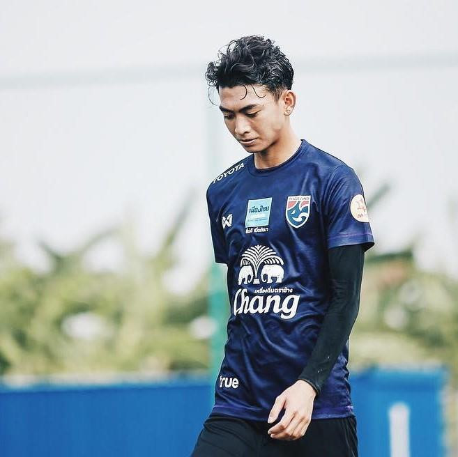 Korrawit Tasa là cầu thủ thuộc biên chế Muangthong United, cùng CLB với thủ môn đội tuyển Việt Nam là Đặng Văn Lâm. Trong trận gặp Việt Nam tại giải U22 Đông Nam Á vào tháng 2 vừa qua, anh bày tỏ sự tiếc nuối khi không thể ra sân vì dính chấn thương.