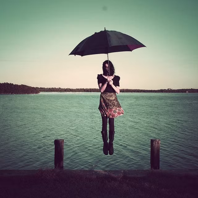 Lật lại lịch sử thì được biết rằng, trào lưu chụp ảnh "không trọng lượng" được phát xuất từ cô gái Nhật Bản có tên Natsumi Hayashi khi đó 17 tuổi. Xuất phát từ ý nghĩ: “Chúng ta đang sống trong một xã hội quá căng thẳng cũng như bị kìm nén bởi trọng lực trái đất và tôi muốn mọi người có cảm giác như được bay bổng trong giây lát để xóa bỏ mọi áp lực đời thường”. Ảnh: @Nikkaa