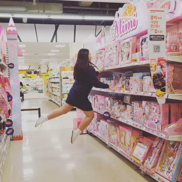 Theo chia sẻ của một số fan của trào lưu chụp ảnh "không trọng lượng" để có một bức ảnh đẹp các bạn cần phải kiếm được một không gian phù hợp cho việc "bay". Lúc nhảy lên bạn cũng cần lưu ý hơi đổ người về phía trước, hành động càng chậm góc ảnh càng đẹp. Ảnh: @___aftershock