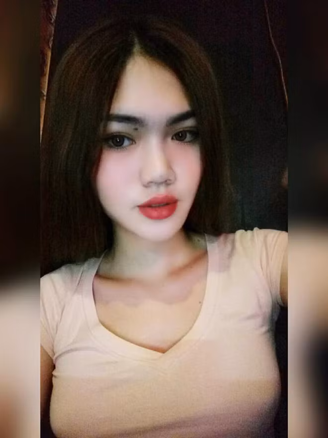 Không những vậy, họ hàng, làng xóm và người quen cũng bàn tán sau lưng Đạt bằng những câu nói như: "Thằng con ông Chín tự nhiên nó làm con gái kìa". Sau khi nhận được lời này Đạt phản kháng ngay. Sau nhiều lần, họ cũng chán, buông tha cho một cậu bé 18 tuổi luôn muốn được thành con gái.