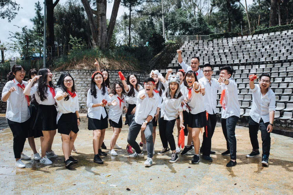 Không chỉ đầu tư về trang phục hay concept khá kĩ, sinh viên Học viện Ngoại giao cũng cập nhật những trào lưu chụp ảnh khá hot, thịnh hành trên MXH như mỗi người một việc hay đông cứng. Ảnh sử dụng trong bài: Dương Mai Việt Anh