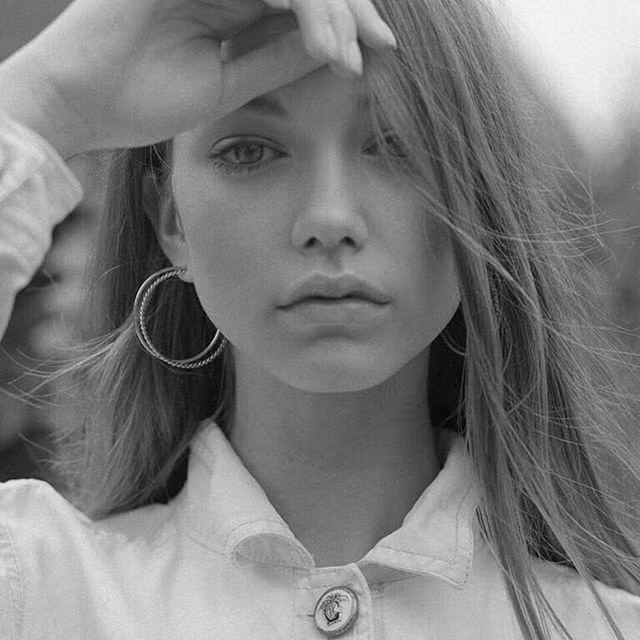 Mới đây, cộng đồng mạng rầm rộ chia sẻ loạt ảnh của một mỹ nữ phương Tây với gương mặt đẹp "lạ", khả ái như búp bê Barbie cùng với đôi chân dài miên man khiến người ngắm mãn nhãn.