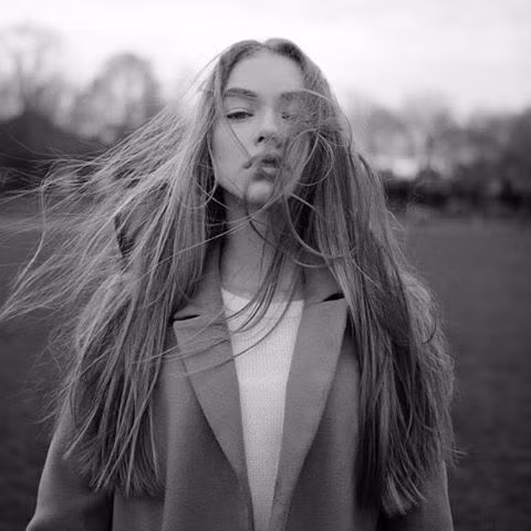 Đó chính là hot girl 10X đến từ London có tên Josie Lane, sinh năm 2002 hiên đang là học sinh trung học tại thủ đô của xứ sở Sương Mù.