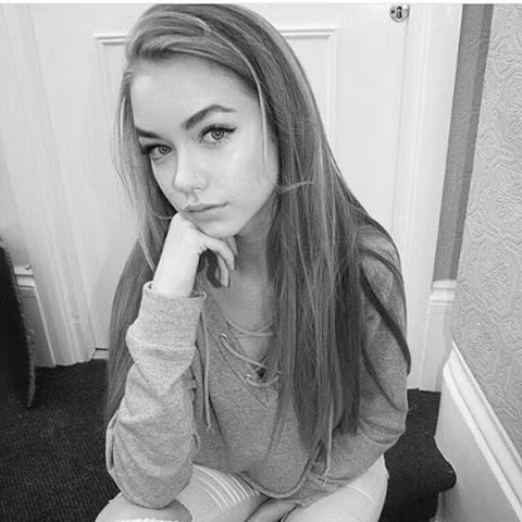 Nếu như chưa tìm hiểu về hot girl 10X đến từ Anh, nhiều người sẽ nghĩ cô nàng này phải thuộc thế hệ 9X bởi cô sở hữu thân hình phổng phao, cao ráo cùng nhan sắc xinh đẹp, sắc sảo tuyệt vời. Tuy nhiên khi biết được sự thật khi Josie Lane chỉ mới 15 tuổi nhiều người đã ngã ngửa bất ngờ.