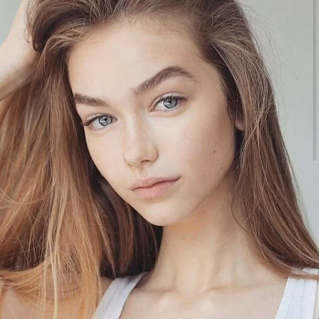 Nhờ ngoại hình xinh xắn cùng đôi mắt xanh sâu hun hút, nước da trắng và mái tóc vàng óng như búp bê, Josie Lane hiện đang trở thành gương mặt “gây bão” Instagram.