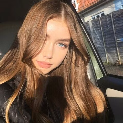 Cùng ngắm nhìn vẻ đẹp từ tổng thể cho tới chi tiết của cô nàng hot girl sinh năm 2002 đến từ nước Anh - Josie Lane.