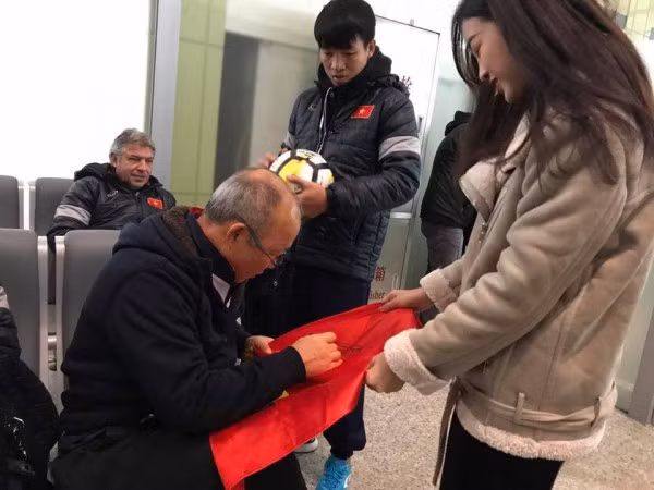 Anh còn giải thích thêm là thực chất anh được vợ bầu sắp vỡ chum ở nhà giao nhiệm vụ phải xin cho bằng được chữ ký của HLV Park Hang Seo cho con trai sắp ra đời để có được vía may mắn của HLV U23 Việt Nam.