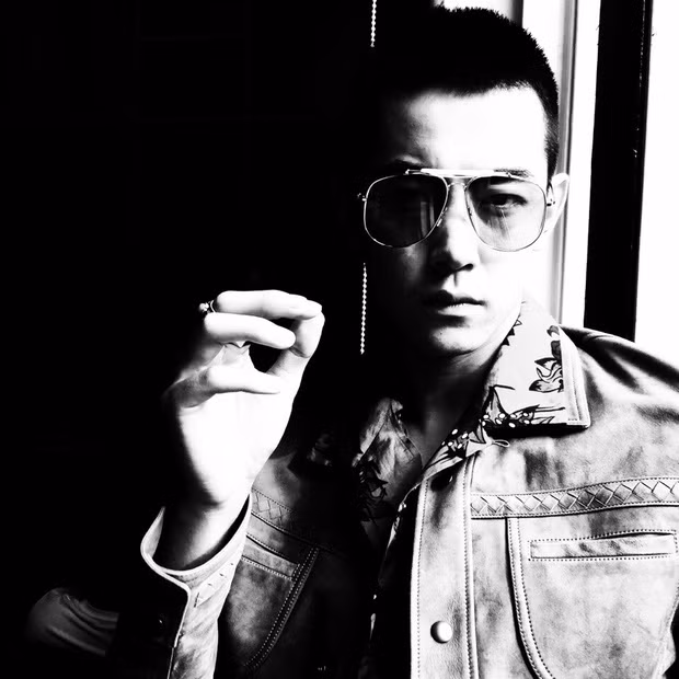 Mới đây, soái ca đầu đinh có tên Kỷ Lăng Trần (SN 1993) đến từ Nhạc Sơn, Tứ Xuyên (Trung Quốc) đã minh chứng rằng, người đã đẹp thì để tóc gì cũng sẽ đẹp.