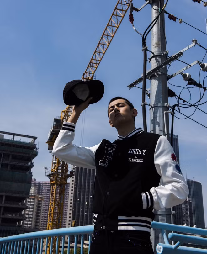 Cũng chính độ đẹp trai ngời ngời của mình, fanclub của Kỷ Lăng cứ tăng đều đều và hiện tại đã có hơn 300 ngàn lượt theo dõi anh chàng này trên trang cá nhân.