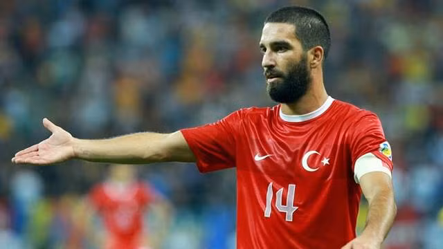 Chẳng mất nhiều thời gian để làm quen với bầu không khí tại ĐTQG, Arda Turan đã là một phần không thể thiếu của Thổ Nhĩ Kỳ tham gia VCK Euro 2008 khi mới 21 tuổi.