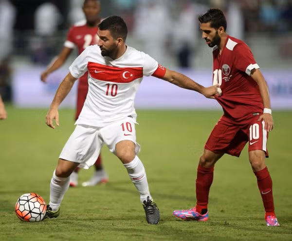 Arda Turan sinh ngày 30/1/1987 tại thành phố Istanbul. Tiền vệ này từng thi đấu cho các ĐT trẻ từ U16 đến U21 Thổ Nhĩ Kỳ. Năm 2006, cầu thủ này lần đầu tiên được triệu tập lên ĐTQG trong một trận đấu giao hữu.