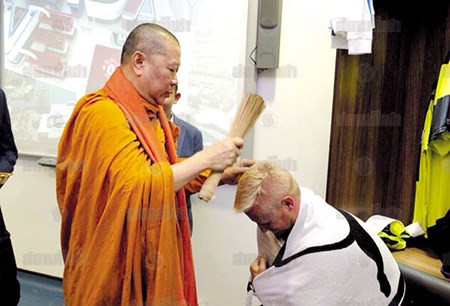 Sau đó là tới các cầu thủ lãnh nhận bình an từ sư thầy được chủ tịch CLB Leicester City mời về.