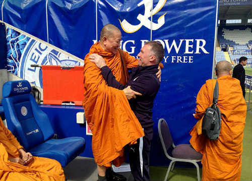 Ngoài ra, sư thầy cũng sẽ có mặt trên SVĐ King Power trước giờ thi đấu để làm lễ cầu may trước trận đấu gặp Man United cho Leicester tại Premier League 2015/2016.