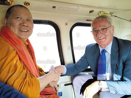 Nhà sư bất tay với HLV trưởng của Leicester City là Claudio Ranieri.