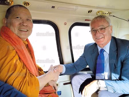 Nhà sư bất tay với HLV trưởng của Leicester City là Claudio Ranieri.