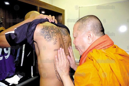 Nhà sư truyền năng lượng cho cầu thủ.