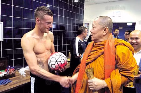 Để chuẩn bị cho trận đấu quan trọng trước Man United tại vòng 14 giải ngoại hạng Anh 2015/2016, chủ tịch Vichai Raksriaksorn đã mời sư thầy từ Thái Lan qua để làm phép chúc bình an cho đội bóng. Hành động này của chủ tịch CLB Leicester City hy vọng sức mạnh siêu nhiên sẽ giúp Leicester vượt qua được Quỷ đỏ thành Manchester.