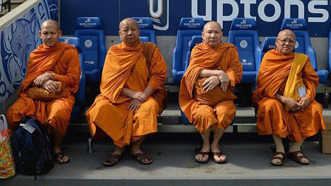 Được biết, ở mùa giải trước cũng chính sư thầy Thái Lan đã làm lễ ban phước lành cho Leicester trước trận gặp Man United và kết quả là Leicester đã lội ngược dòng ngoạn mục để thắng lại Quỷ đỏ với tỷ số 5-3 sau khi bị dẫn 1-3.