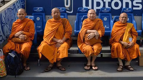 Được biết, ở mùa giải trước cũng chính sư thầy Thái Lan đã làm lễ ban phước lành cho Leicester trước trận gặp Man United và kết quả là Leicester đã lội ngược dòng ngoạn mục để thắng lại Quỷ đỏ với tỷ số 5-3 sau khi bị dẫn 1-3.