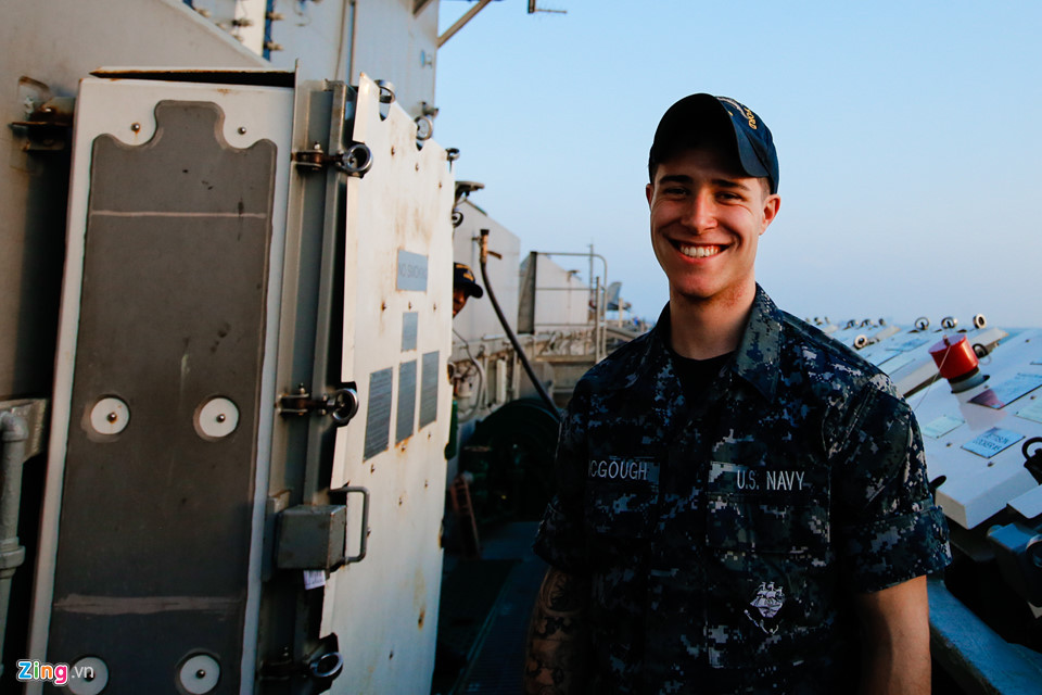 Đây là năm thứ 2 liên tiếp tàu sân bay vốn thuộc Hạm đội 3 Hải quân Mỹ đến hoạt động ở vùng Biển Đông. Với biên chế gần 6.000 thủy thủ và chuyên viên, hàng không mẫu hạm này thậm chí còn "đông dân" hơn cả một số thành phố nhỏ.