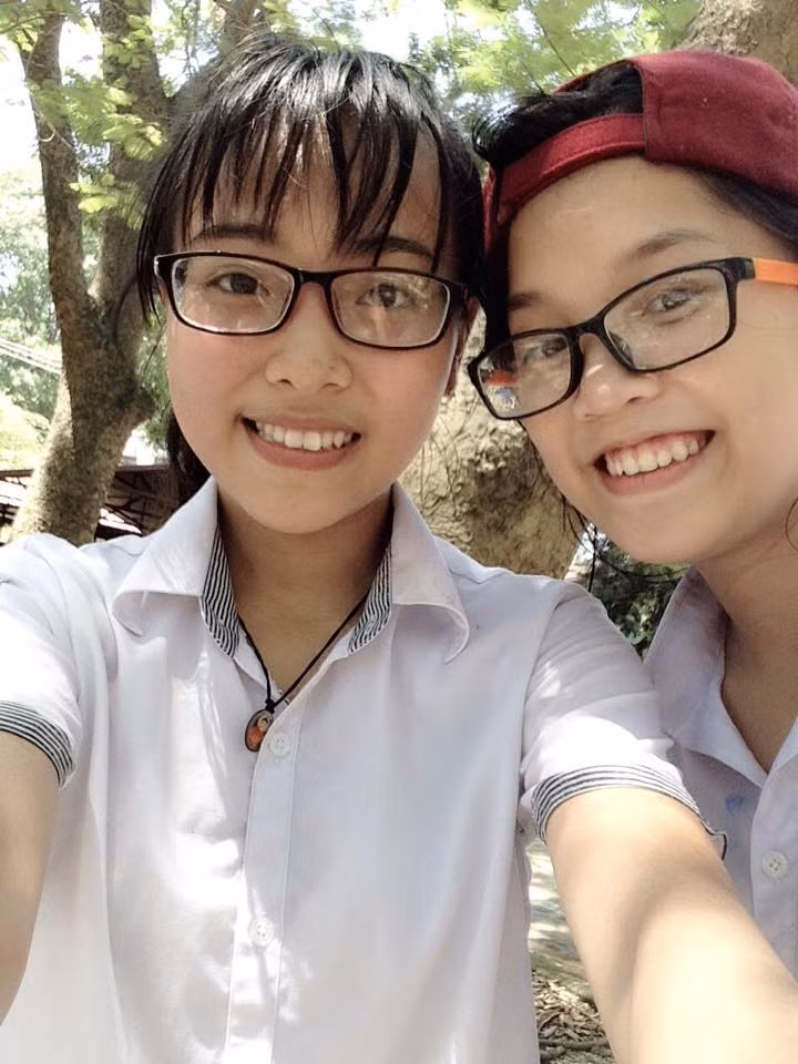 Cũng có một số thời điểm khó khăn khi tiền vệ của U19 Việt Nam này không thể ở cạnh cô thường xuyên vì đặc thù cầu thủ bóng đá. Song dần dà Phương Anh hiểu được và luôn động viên bạn trai. Quang Hải cũng coi đó là động lực để anh phấn đấu nhiều hơn nữa.