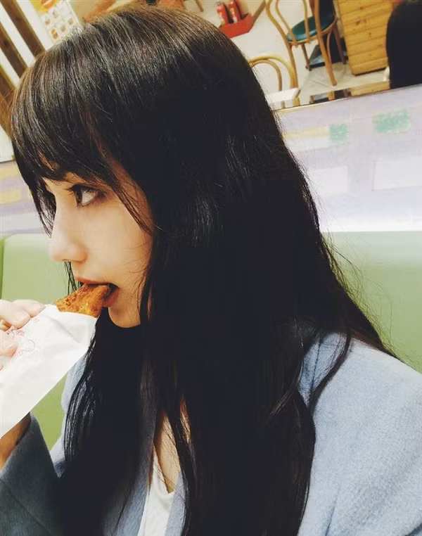 Đôi mắt to, tròn là điểm nhấn trên khuôn mặt của Hắc Gia Gia, nữ kỳ thủ đang khiến cộng đồng mạng phải đứng ngồi không yên.