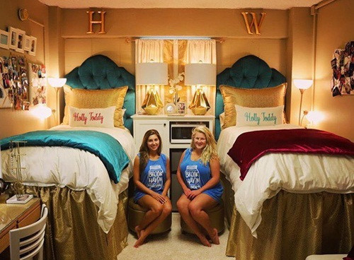 Xanh đậm, xám và trắng là những tông màu được hai cô sinh viên năng động lựa chọn để biến hóa cho căn phòng ký túc xá của mình.