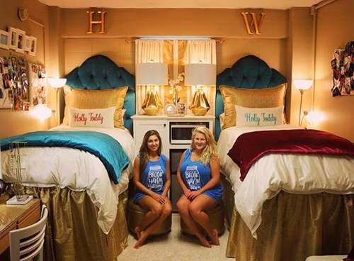 Xanh đậm, xám và trắng là những tông màu được hai cô sinh viên năng động lựa chọn để biến hóa cho căn phòng ký túc xá của mình.