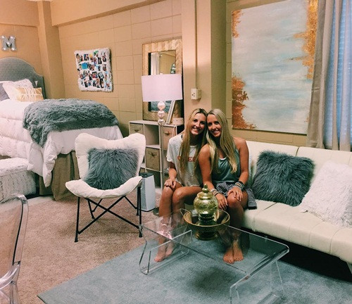 Tông màu xám xanh và trắng được hai nữ sinh này kết hợp một cách hoàn hảo, tạo cảm giác sang trọng mà không đơn điệu.