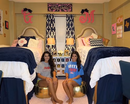 Sử dụng nhiều màu sắc nhưng không hề rối mắt, hai nữ sinh này khiến phòng ký túc xá của mình đẹp không thua gì khách sạn hạng sang.