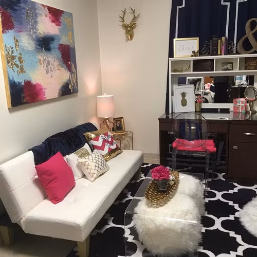 Lindy Goodson và Abby Bozeman có cùng ý tưởng khi muốn biến ký túc xá của mình thành một căn phòng lộng lẫy khi quen nhau vào tháng 10 năm ngoái. 2 tháng sau, hai nữ sinh này bắt đầu hiện thực hóa mơ ước của mình.