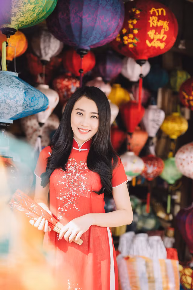 Lona Huỳnh từng gây nhiều chú ý khi nhập vai “ bạn gái Sơn Tùng M-TP" trong MV Âm thầm bên em. Mới đây, cô gái 9X này khiến cư dân mạng một lần nữa chú ý tới mình bằng bộ ảnh đón Tết ngọt ngào.