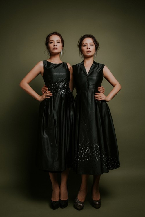 Chỉ còn hai tháng nữa là đến sinh nhật tuổi 40 của cả hai, chị em song sinh Thúy Hằng và Thúy Hạnh vừa cùng nhau thực hiện một bộ ảnh thời trang theo phong cách cổ điển, quý phái nhằm lưu giữ kỷ niệm chung của hai chị em cũng như đánh dấu mốc thời gian mới trong cuộc đời người phụ nữ. Mong ước của cả hai là có thời gian “bỏ trốn” đi du lịch riêng cùng nhau.