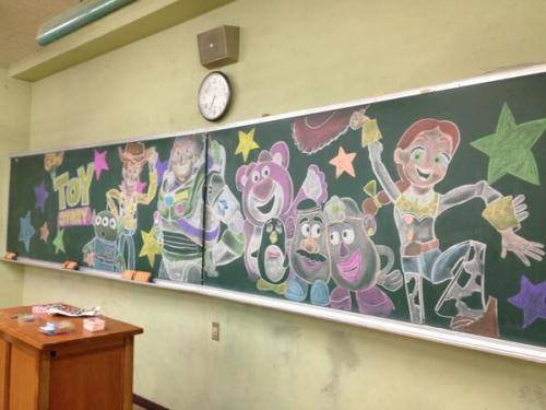 Chỉ với những tấm bảng lớn ở trên lớp và một vài viên phấn màu nhưng thế là đủ để các học sinh tại Nhật Bản tạo nên những kiệt tác khiến nhiều người ngắm nhìn phải trầm trồ.