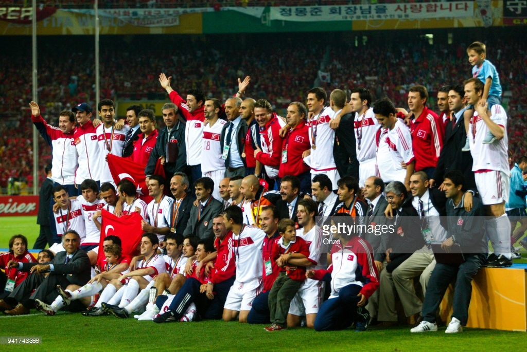 Thổ Nhĩ Kỳ khởi đầu World Cup 2002 tại bảng đấu có Brazil, Costa Rica và Trung Quốc. Với 4 điểm có được, họ lách qua khe cửa hẹp để đi tiếp vào vòng knock out. Tại đây, họ liên tiếp đánh bại Nhật Bản và Senegal với tỉ số tối thiếu 1-0.