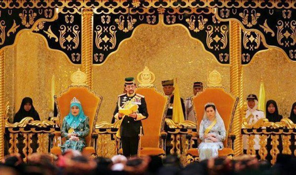 Màu vàng ấn tượng khắp nhiều phòng trong cung điện.