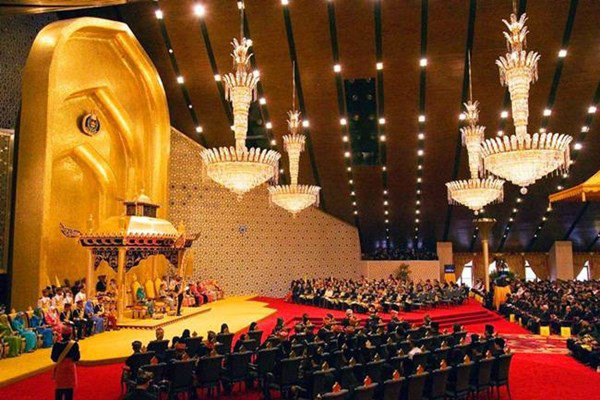 Gia đình Quốc vương Brunei trong cung điện.