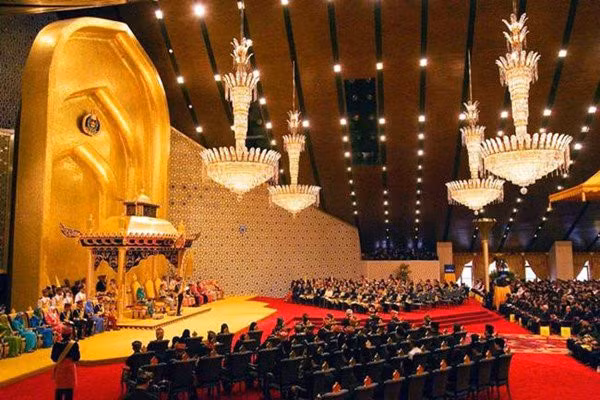 Gia đình Quốc vương Brunei trong cung điện.