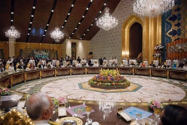 Kiến trúc của cung điện là sự pha trộn giữa kiến trúc truyền thống và châu Âu.