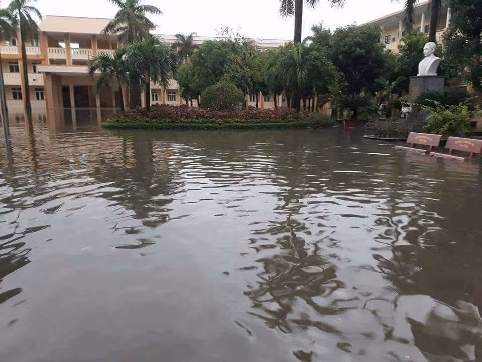 Trường THPT Chuyên Phan Bội Châu ngập nước sân trường. Ảnh: Huyền Hym