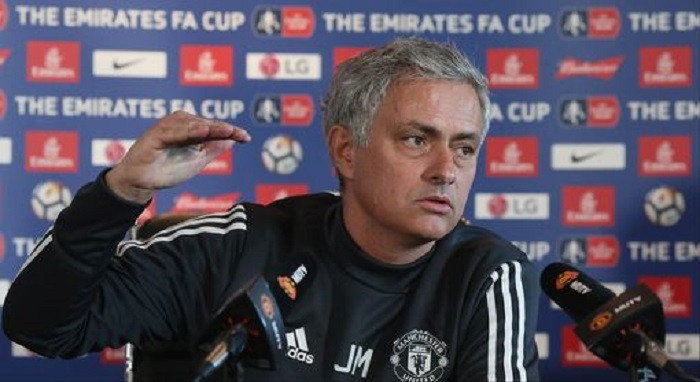 Theo nhận định của cựu danh thủ Paul Merson, Jose Mourinho đang cố tình phát biểu gây phản ứng ngược để được M.U sa thải để về với PSG. Ảnh: Goal