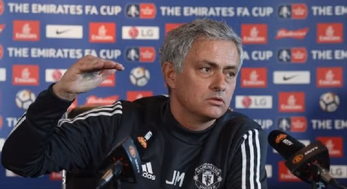 Theo nhận định của cựu danh thủ Paul Merson, Jose Mourinho đang cố tình phát biểu gây phản ứng ngược để được M.U sa thải để về với PSG. Ảnh: Goal