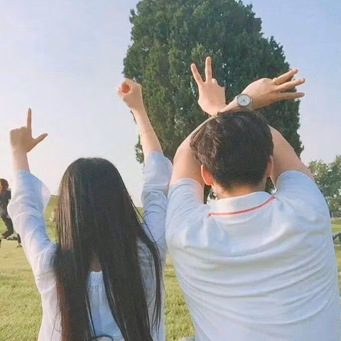 Những bức ảnh chụp ảnh đằng sau lưng và tạo dáng bằng tay giúp các cặp đôi có những bức ảnh đẹp mà không để lộ mặt người yêu.