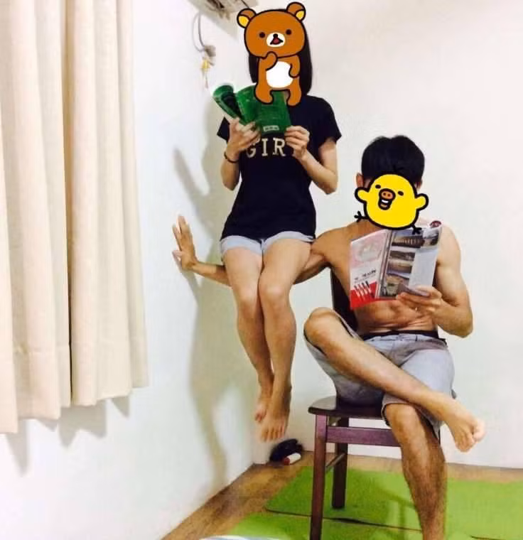 Bức ảnh chụp đôi này quá ấn tượng khi anh chàng khoe mình có một cách tay vững chãi và xa hơn là lo cho cuộc sống của cả hai giữa dòng đời vạn biến.