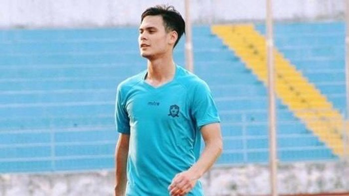 Dù thông tin Adriano Schmidt được gọi lên tuyển hay không chưa chính thức được xác nhận, tuy nhiên chàng trung vệ Việt kiều đã nhanh chóng lọt vào "mắt xanh" của nhiều fan nữ.