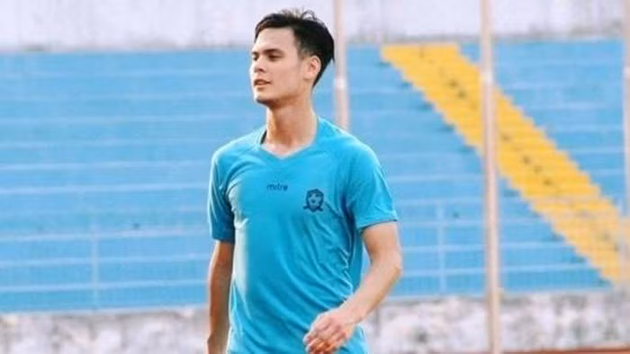 Dù thông tin Adriano Schmidt được gọi lên tuyển hay không chưa chính thức được xác nhận, tuy nhiên chàng trung vệ Việt kiều đã nhanh chóng lọt vào "mắt xanh" của nhiều fan nữ.