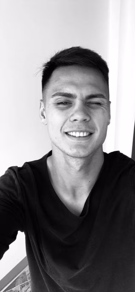 Một điều thú vị nữa ở anh chàng này khiến các fan nữ càng quan tâm là Adriano Schmidt đã chơi thân với thủ thành Đặng Văn Lâm từ khá lâu. Hai người cùng xuất thân từ CLB Hải Phòng, chơi chung một nhóm bạn toàn trai đẹp 6 múi và còn thường xuyên tụ tập, có những chuyến đi chơi với nhau.