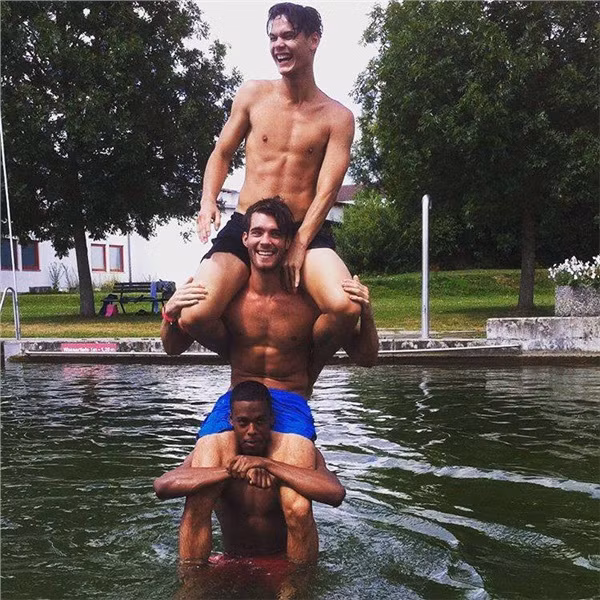 Trải qua 10 vòng đấu thành công và trở thành sự lựa chọn không thể thay thế nơi hàng phòng ngự của CLB Hải Phòng, trung vệ Việt kiều Adriano Schmidt đang đứng trước cơ hội rất lớn được triệu tập lên ĐT Việt Nam dự giải giao hữu King's Cup 2019 tại Thái Lan.